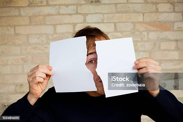 Foto de Jovem Homem Segurando E Quebrando Um Livro Em Branco e mais fotos de stock de Papel