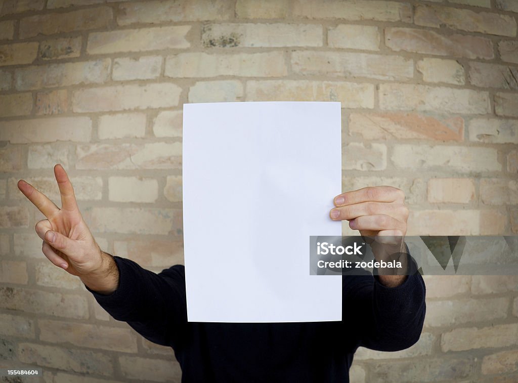 Mann hält eine leeren weißen Papier mit Victory-Zeichen - Lizenzfrei Papier Stock-Foto
