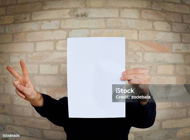 Mann Hält Eine Leeren Weißen Papier Mit Victoryzeichen Stockfoto und mehr Bilder von Papier