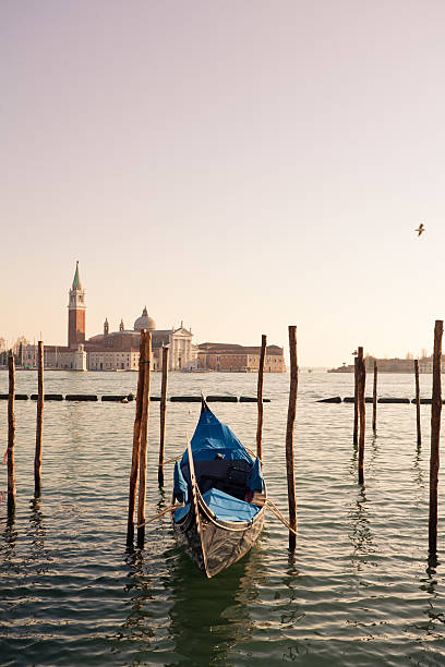 gondel in venedig bei sonnenuntergang, veneto, italien - lido stock-fotos und bilder