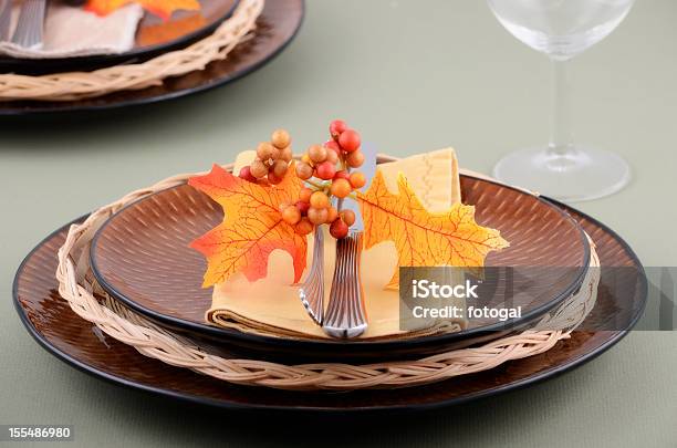 Photo libre de droit de Automne Thème Table banque d'images et plus d'images libres de droit de Assiette - Assiette, Automne, Couleur verte