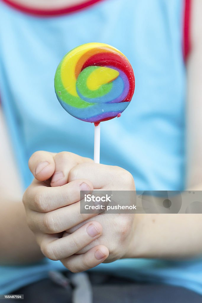 lollipop Süßwaren in Kind Hände - Lizenzfrei Biegung Stock-Foto