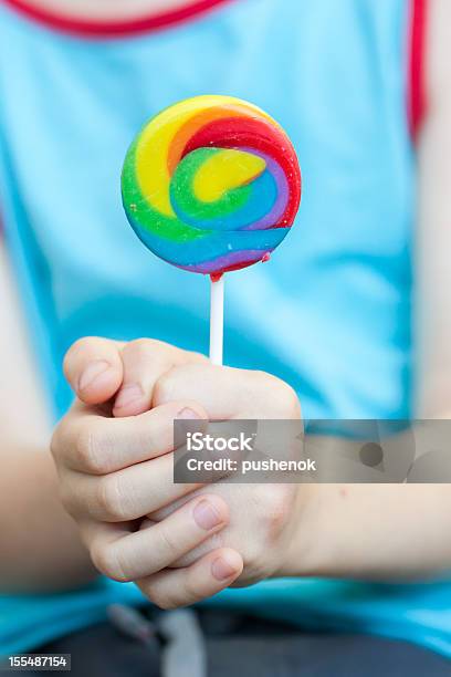 Lollipop Süßwaren In Kind Hände Stockfoto und mehr Bilder von Biegung - Biegung, Blau, Bunt - Farbton