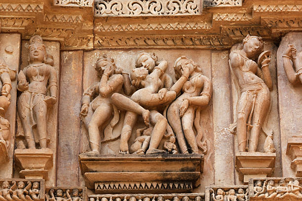 elementy erotyczne rzeźby, khajuraho, indie - khajuraho india sexual activity temple zdjęcia i obrazy z banku zdjęć