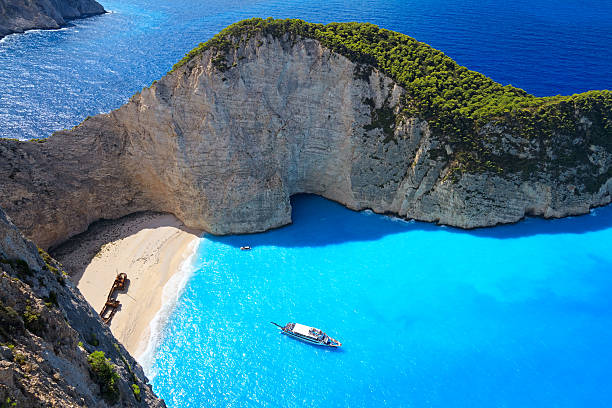 navagio playa de la isla de zakynthos, grecia - wreck recreational boat nature mode of transport fotografías e imágenes de stock