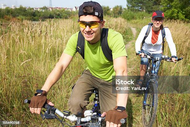 Ciclisti Su Prato - Fotografie stock e altre immagini di Adolescente - Adolescente, Adulto, Ambientazione esterna