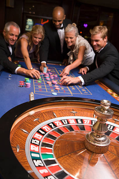 grupo de amigos, jogos de azar do casino - roulette roulette wheel gambling roulette table - fotografias e filmes do acervo