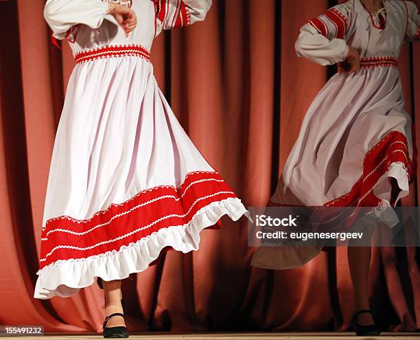Folk Rápida Russian Dance Con Rojo Y Blanco De Las Chicas Y Faldones Foto de stock y más banco de imágenes de Actuación - Espectáculo