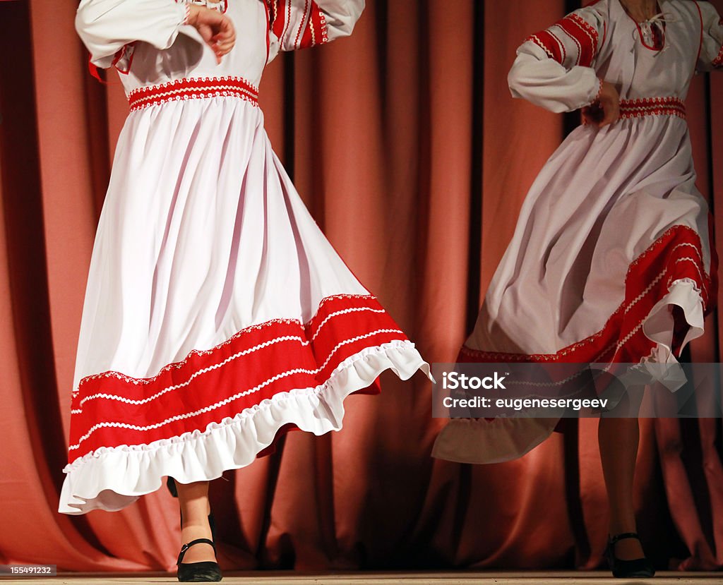 Szybkie rosyjski Lud Taniec z czerwono-biały dziewczęce spódnice - Zbiór zdjęć royalty-free (Artysta)