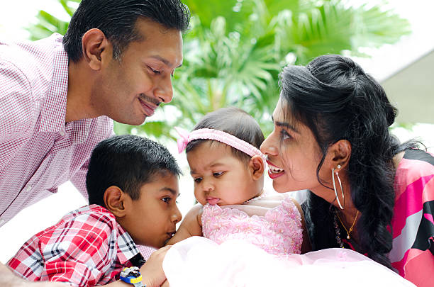 indian famille heureuse avec deux enfants - men pakistani ethnicity islam malaysian person photos et images de collection
