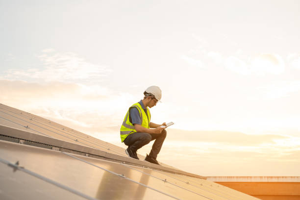 istock Service Engineer use tablet working inspection installation solar cell on the roof. 1555008982