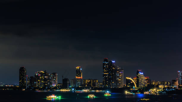 paisagem urbana sobre as cores e as luzes de pattaya e navios de cruzeiro no mar, pattaya bay à noite, bali hai view point, - bali hai - fotografias e filmes do acervo