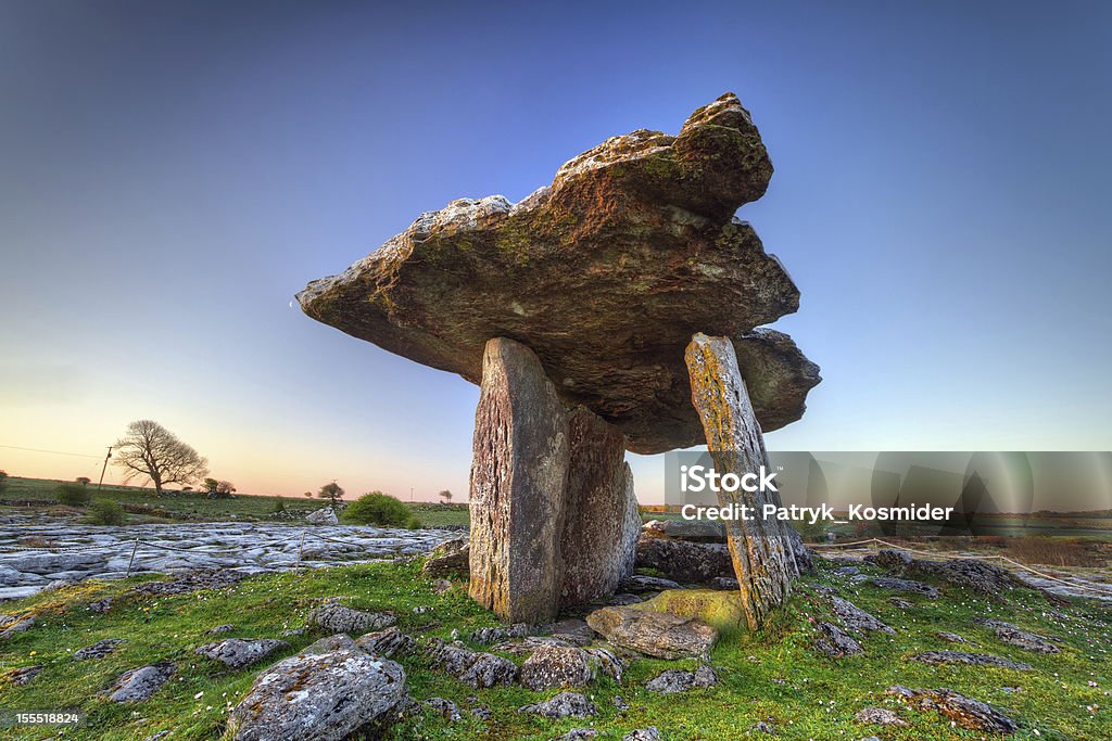 Ancient Polnabrone Dolmen in Ireland 5 000 years old Polnabrone Dolmen in Burren, Co. Clare - Ireland The Burren Stock Photo