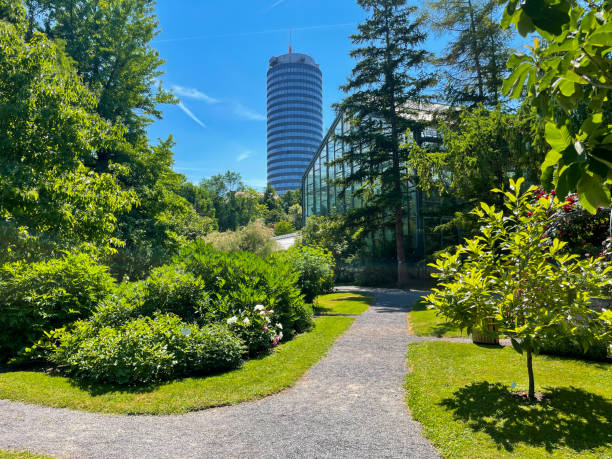 parcheggia nella città di jena nella germania dell'est - jena foto e immagini stock