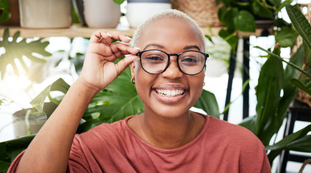 흑인 여성, 안경, 초상화에 미��소를 짓고 있는 시력, 안경테와 처방 렌즈가 있는 안과 검안. 시력, 건강 및 안과, 안경 또는 화장품 안경을 착용한 여성 - contact lens human eye human face women 뉴스 사진 이미지