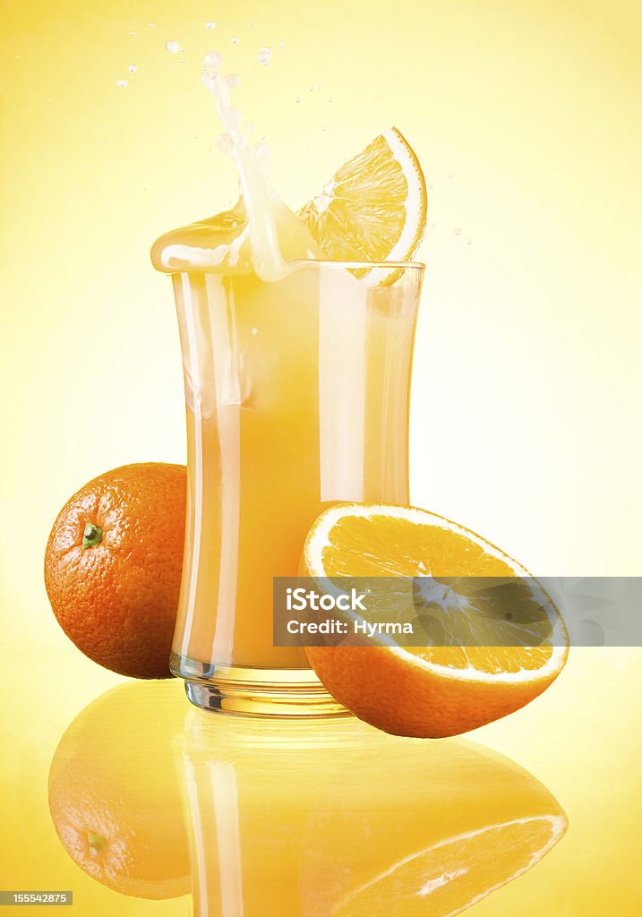 新鮮なオレンジの絞り汁水遊びに黄色背景 - かんきつ類のロイヤリティフリーストックフォト