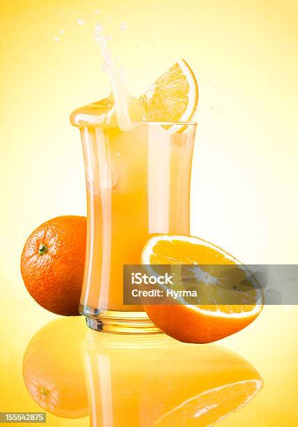 新鮮なオレンジの絞り汁水遊びに黄色背景 - かんきつ類のストックフォトや画像を多数ご用意 - かんきつ類, しずく, しぶきを上げる