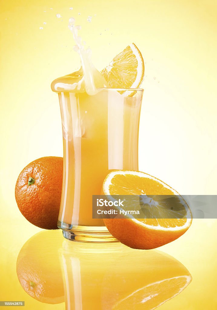 Mergulhando suco de laranja em Fundo amarelo - Foto de stock de Alimentação Saudável royalty-free