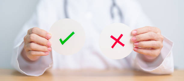 istock Doctor show Wrong and Right symbol paper. True and false, accept and rejected, evaluation, Diagnosis, Vote, Poll, Yes or No, Health, Medical and Survey concepts 1555433009