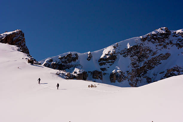 back país, skiers on ridge, tetons - back country skiing fotos fotografías e imágenes de stock