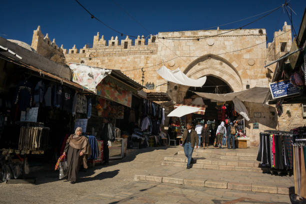 дамасские ворота в старом городе иерусалима - jerusalem old city israel wall castle стоковые фото и изображения
