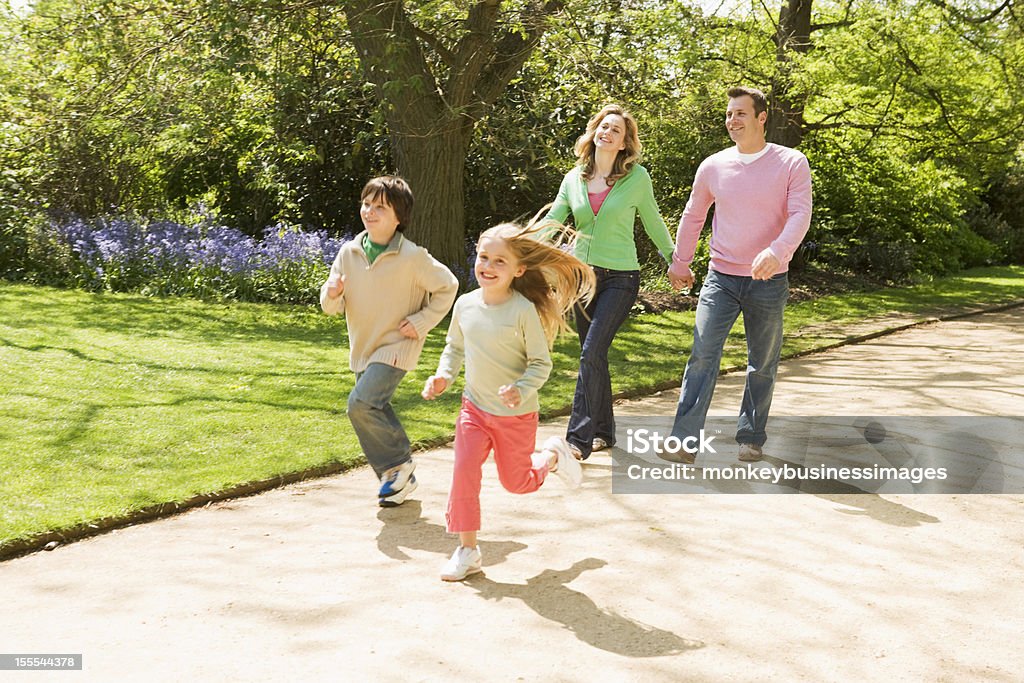 家族の中に手を笑顔パス - 公園のロイヤリティフリーストックフォト