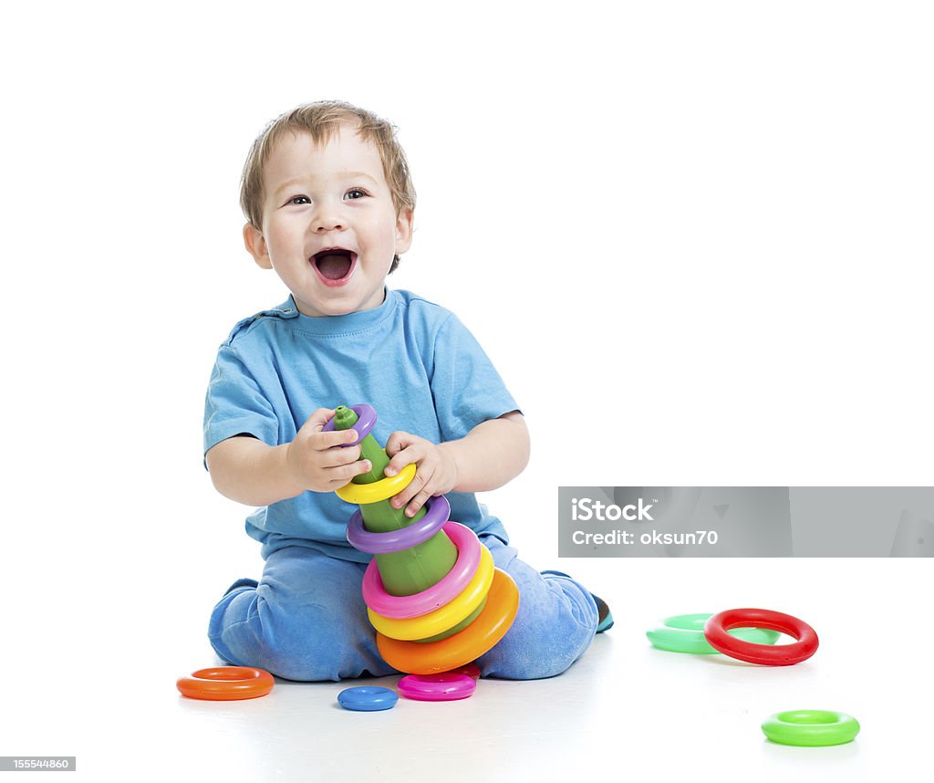 Allegro bambino giocando con i giocattoli colorati isolato su bianco - Foto stock royalty-free di 12-17 mesi