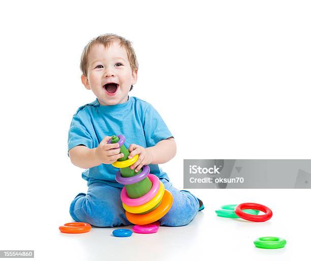 Allegro Bambino Giocando Con I Giocattoli Colorati Isolato Su Bianco - Fotografie stock e altre immagini di 12-17 mesi