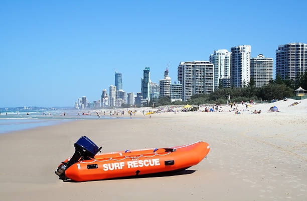 サーフ救助船のサーファーのパラダイス - gold coast australia lifeguard sea ストックフォトと画像