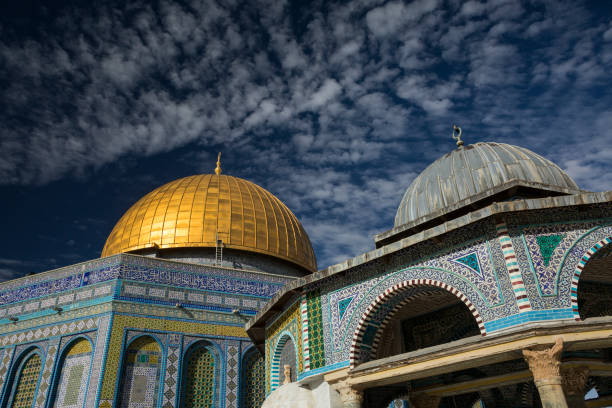 felsendom und kettendom in jerusalem - dome of the rock jerusalem israel arch stock-fotos und bilder