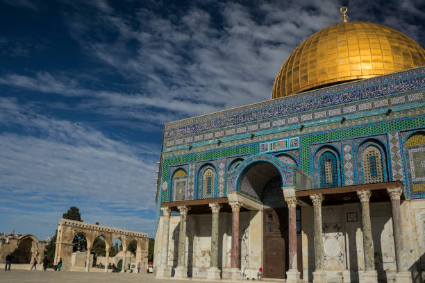 The Dome of the Rock in the Old City of Jerusalem Horizontal view of the Dome of the Rock on the Temple Mount in the Old City of Jerusalem al aksa mosque stock pictures, royalty-free photos & images