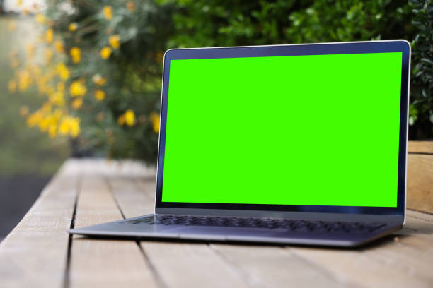 Attrappe eines Greenscreen-Laptops, der auf dem Schreibtisch steht – Foto