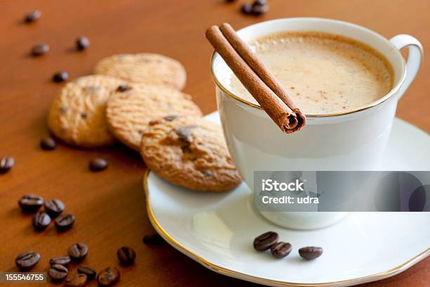 Cappuccino Con Biscotti Al Cioccolato Sul Tavolo Di Legno - Fotografie stock e altre immagini di Beige