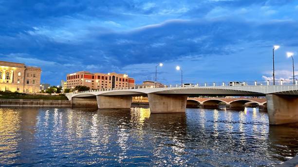 hermoso centro de des moines - iowa des moines bridge night fotografías e imágenes de stock