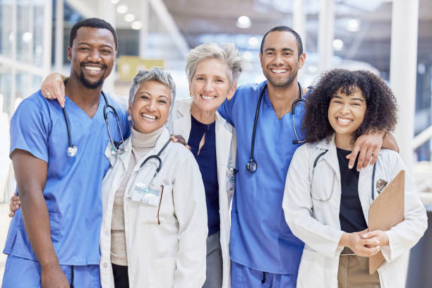 feliz retrato, grupo y médicos por el servicio sanitario, el liderazgo y el trabajo en equipo en la diversidad hospitalaria. mujer médica profesional, mentora y enfermeras pasantes en gestión clínica, abrazo y apoyo - medical equipment stethoscope hospital blue fotografías e imágenes de stock