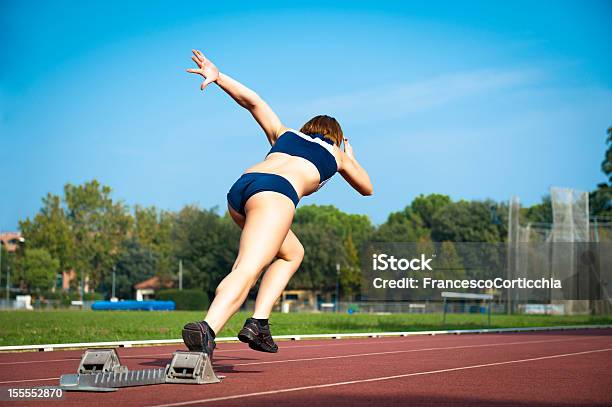 Молодая Женщина Готова Для Бега Соревнованиях — стоковые фотографии и другие картинки Атлет - Атлет, Бег - лёгкая атлетика, Бег у женщин
