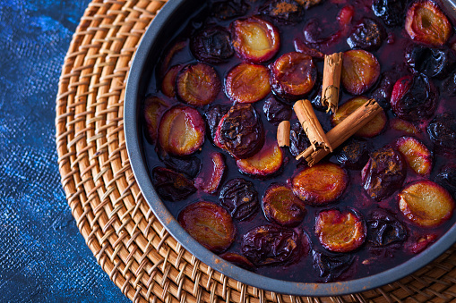 oven-baked plums with cinnamon and brown sugar