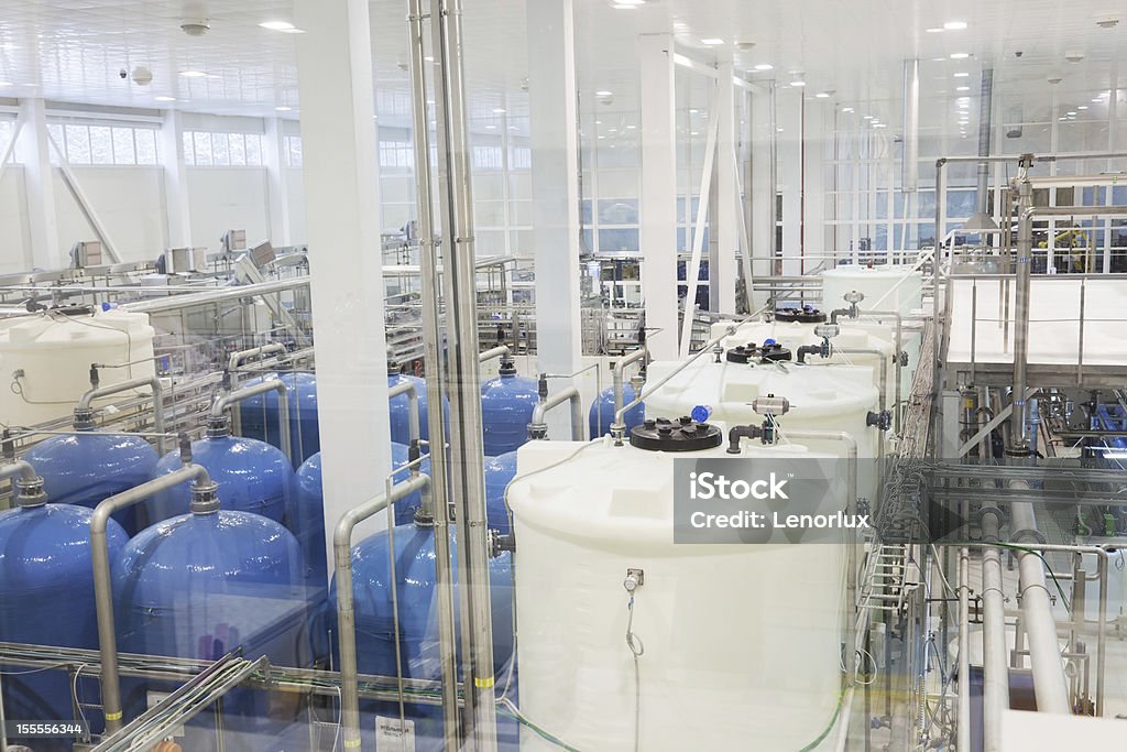 Moderno industriale shopping a versare acqua minerale - Foto stock royalty-free di Acqua minerale