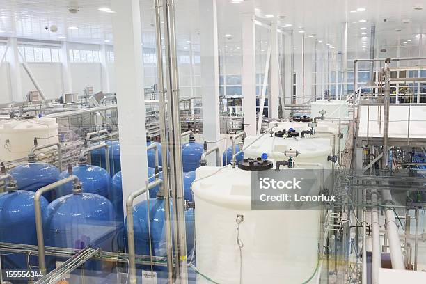 Foto de Moderno Industrial Shop Na Vertendo Água Mineral e mais fotos de stock de Bebida gelada - Bebida gelada, Equipamento, Esteira rolante - Maquinaria de fábrica