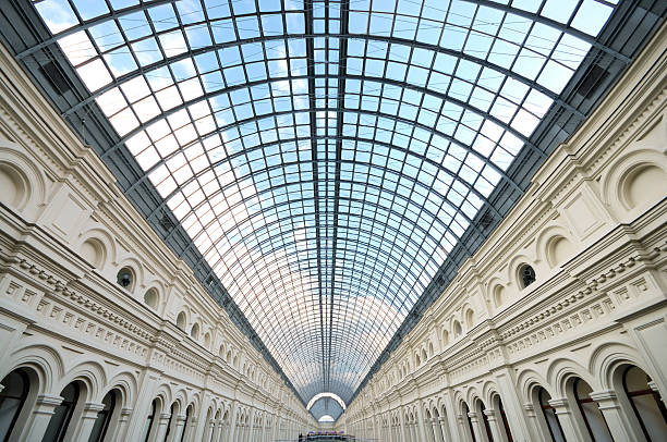 perspectiva del techo de vidrio tragaluz del edificio de largo - dome glass ceiling skylight fotografías e imágenes de stock