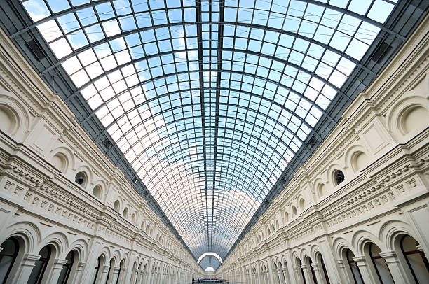 перспективы стеклянной крышей световой люк длинная здание - dome glass ceiling skylight стоковые фото и изображения