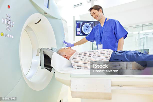 Photo libre de droit de Patient Sur Un Ordinateur Tomography Examen banque d'images et plus d'images libres de droit de Image par résonance magnétique - Image par résonance magnétique, Scanner à résonance magnétique, Tomographie axiale informatisée