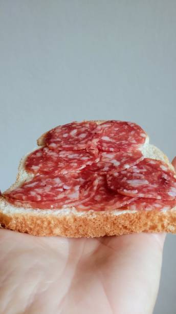 살라미 슬라이스 - cold cuts thin portion salami 뉴스 사진 이미지
