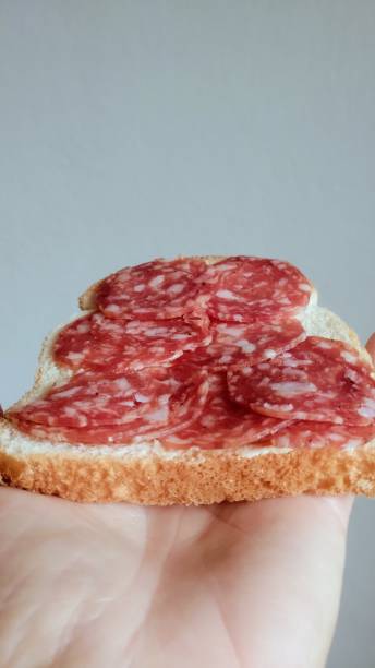 salame fatiado - cold cuts thin portion salami - fotografias e filmes do acervo