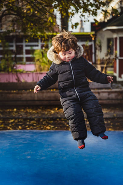 Kid flying, jumping against the gravity. Child 's hair up in the air: the boy challenges the gravitational force. Preschooler seems an astronaut fluttering cheerful and free like in outer space or on the Moon. Freedom or dream concept - Malmo, Sweden niño volando, saltando contra la gravedad. el pelo del niño en el aire: el niño desafía la fuerza gravitacional. el niño en edad preescolar parece un astronauta revoloteando alegre y libre como en el espacio exterior o en la luna. concepto de libertad