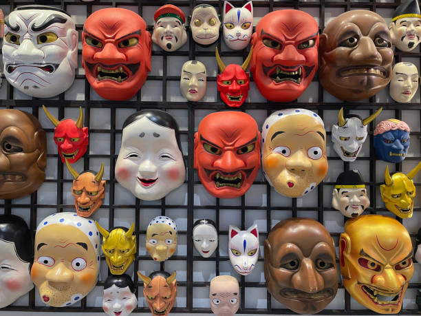 일본 가부키 가면이 벽, 기념품 가게, 일본 축제를 장식합니다. - kabuki color image japan japanese culture 뉴스 사진 이미지