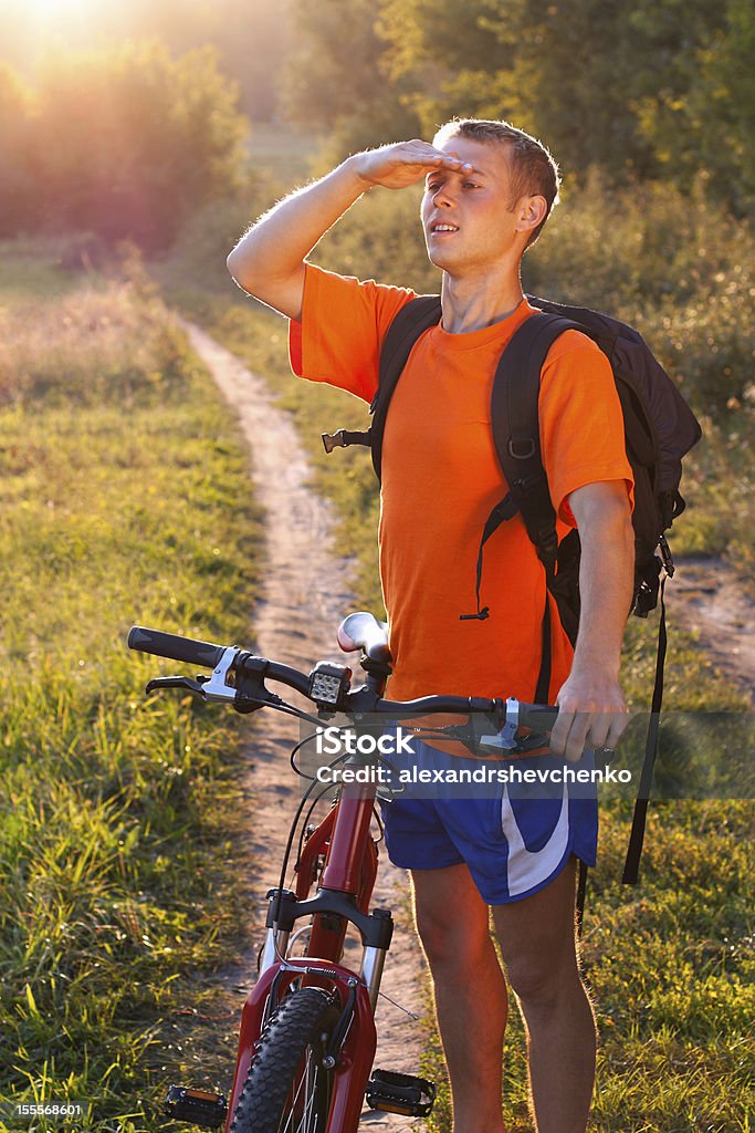 남자 방향으로 조심스럽게 scrutinizes cyclist - 로열티 프리 거리 스톡 사진