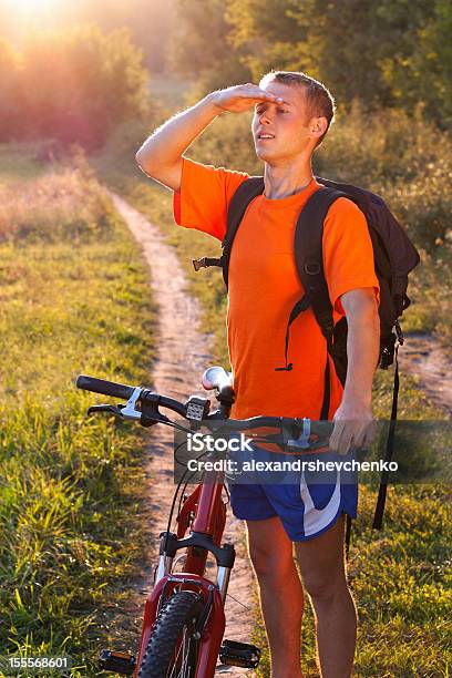 남자 방향으로 조심스럽게 Scrutinizes Cyclist 거리에 대한 스톡 사진 및 기타 이미지 - 거리, 건강한 생활방식, 검색