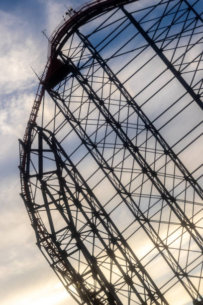 американские горки блэкпул плеже бич - rollercoaster blackpool england pleasure beach стоковые фото и изображения