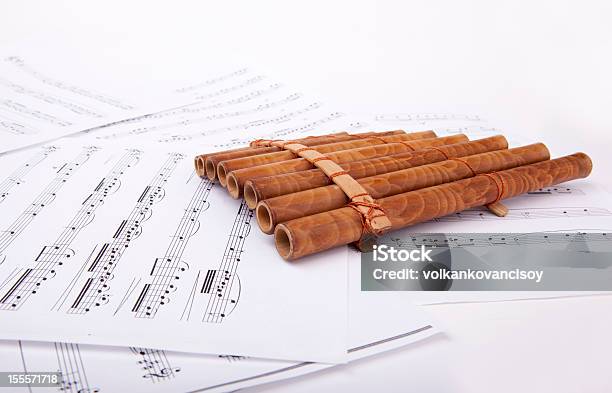 Pan Acanaladuras Y Hoja De Partitura Foto de stock y más banco de imágenes de Hoja de Partitura - Hoja de Partitura, Zampoña, Arte cultura y espectáculos